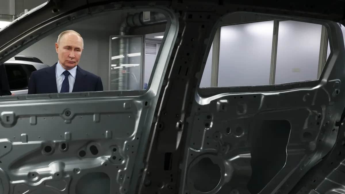 Vladimir Putin inspects a newly manufactured Lada during a visit to the AvtoVAZ car plant in Togliatti on 28 January 2025. Photo: EPA/GRIGORY SYSOEV/SPUTNIK/KREMLIN POOL