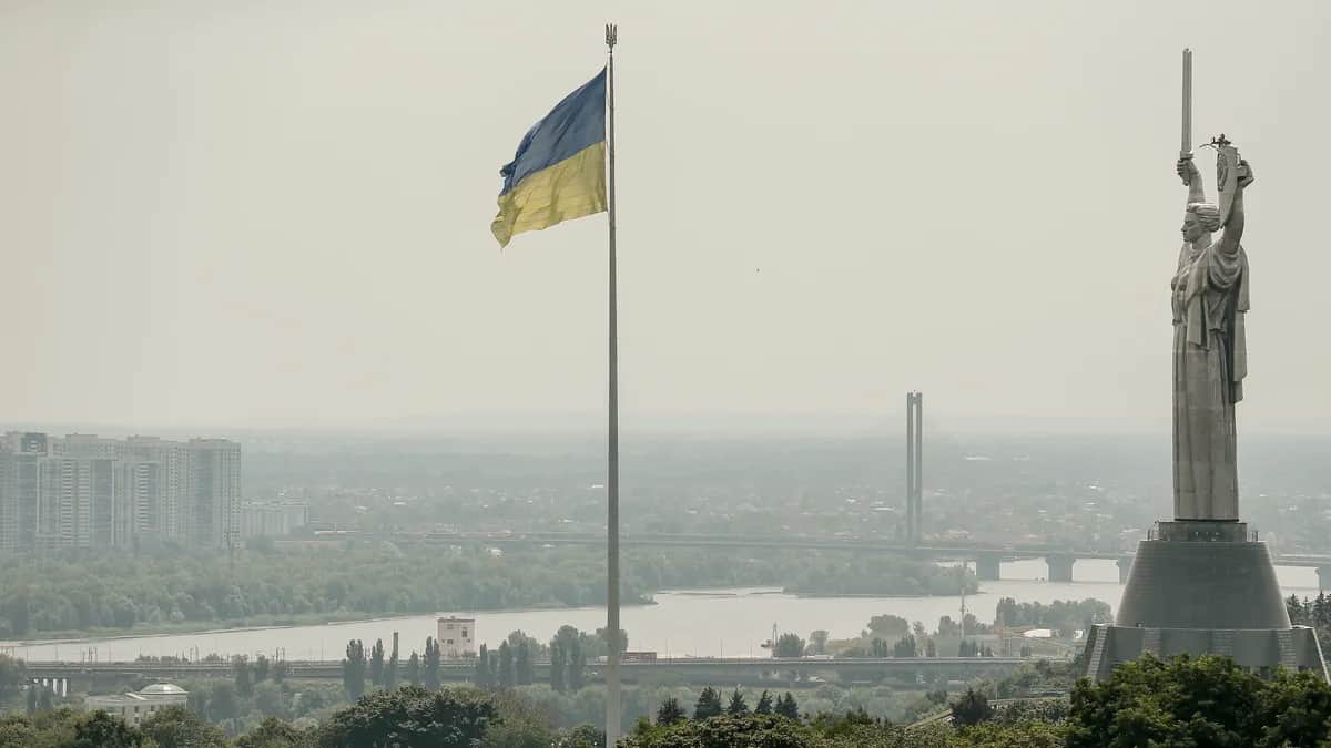 The Ukrainian national flag flies over Kyiv next to the Motherland Monument. Photo: EPA-EFE / OLEG PETRASYUK