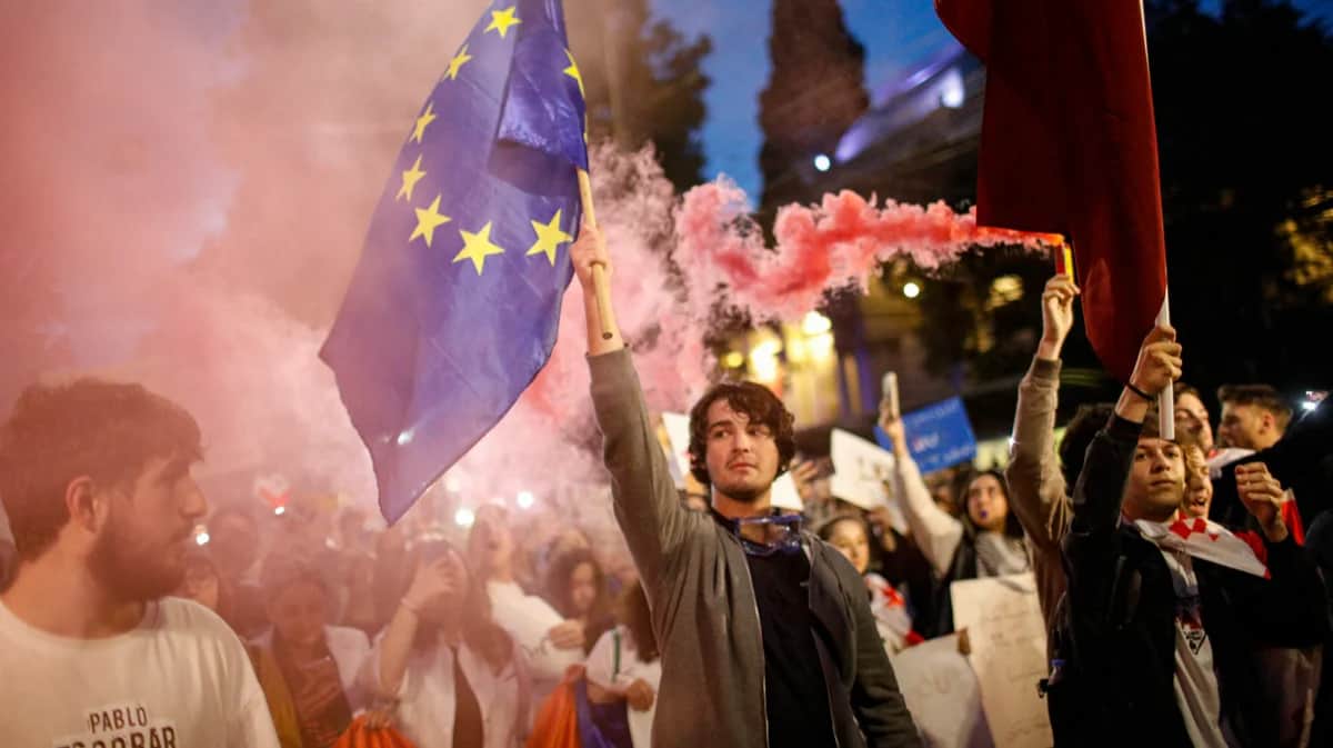 Митинг против законопроекта об «иностранных агентах» в центре Тбилиси, Грузия, 13 мая 2024 года. Фото: David Mdzinarishvili / EPA