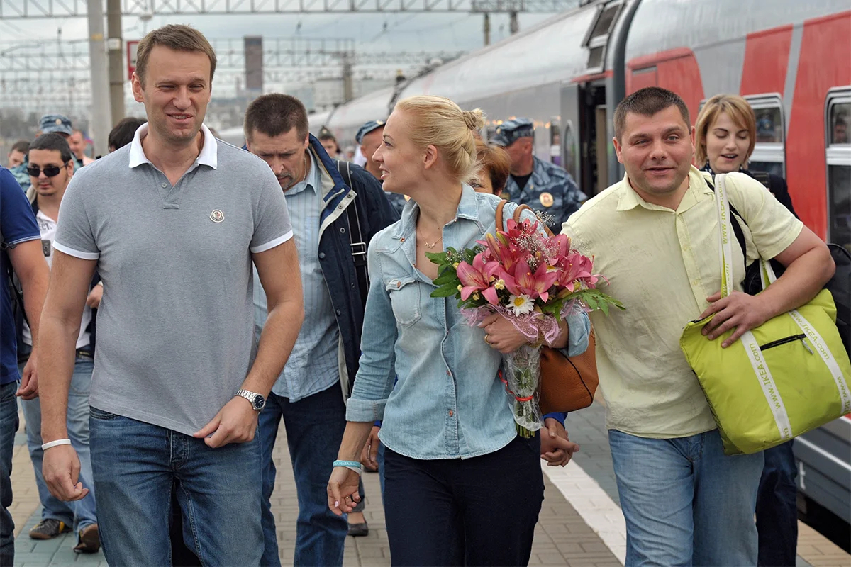 Алексей Навальный с супругой Юлией и бывший директор «Вятской лесной компании» Петр Офицеров на Ярославском вокзале в Москве, 20 июля 2013 года. Фото: Геннадий Гуляев/Коммерсантъ / Sipa USA / Vida Press