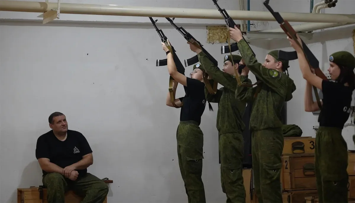 Sergey Terekhov with his students during the classes in “Sarma”. A shot from the film “Firewood for the mobilised”