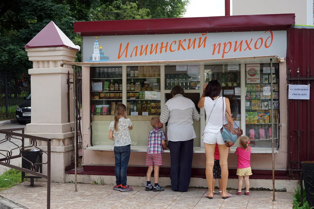 Церковная лавка у Ильинской церкви в Москве, 27 июля 2018 года. Фото: Валерий Шанин / Alamy / Vida Press