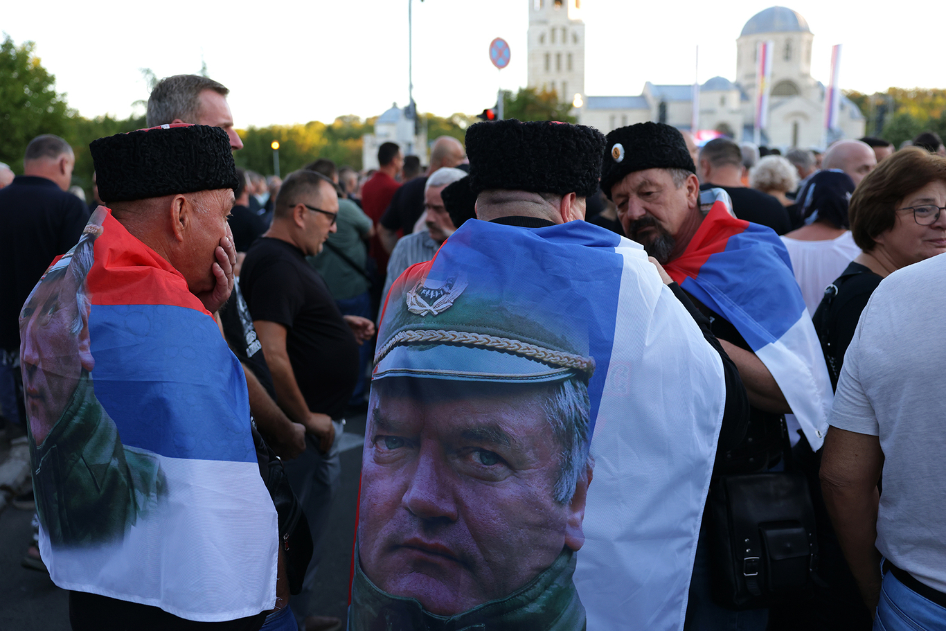 Мужчины с флагами, на которых изображен Ратко Младич, во время церемонии прощания. Белград, Сербия. 7 сентября 2026 года. Фото: Andrej Cukic / EPA