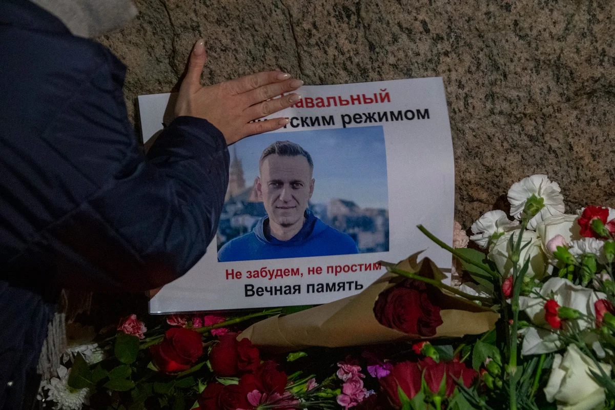 Плакат с портретом Алексея Навального у Соловецкого камня в Санкт-Петербурге, 19 февраля 2024 года. Фото: «Новая газета Европа