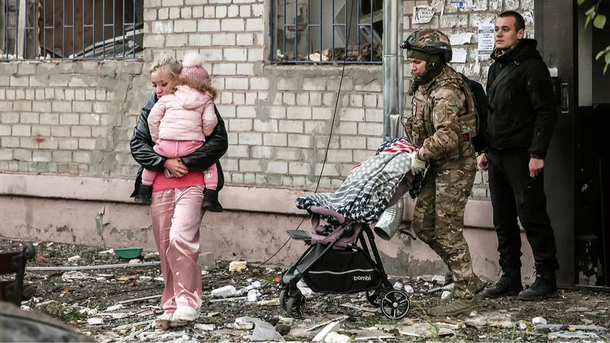 Украинские спасатели помогают местным жителям на месте российского удара по жилому району в Запорожье, юго-восток Украины, 30 октября 2025 года. Фото: Oleg Movchaniuk / EPA