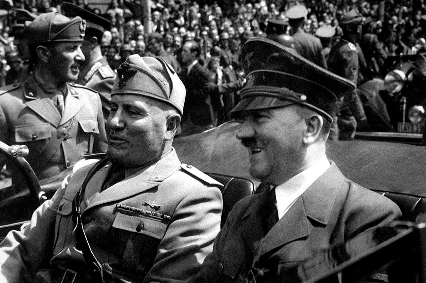 Бенито Муссолини и Адольф Гитлер в Мюнхене. Июнь, 1940 года. Фото: Ева Браун