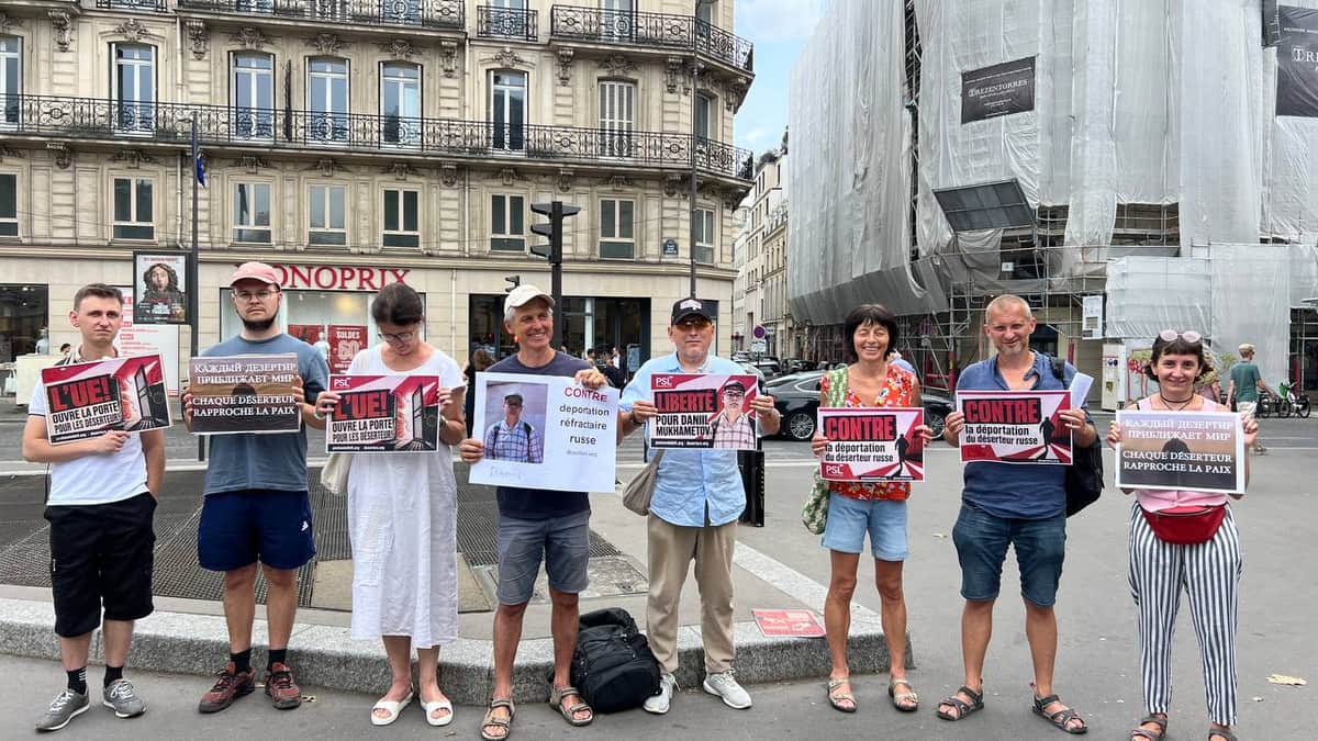 В Париже прошел пикет в поддержку российского уклониста, которому Франция отказала в убежище