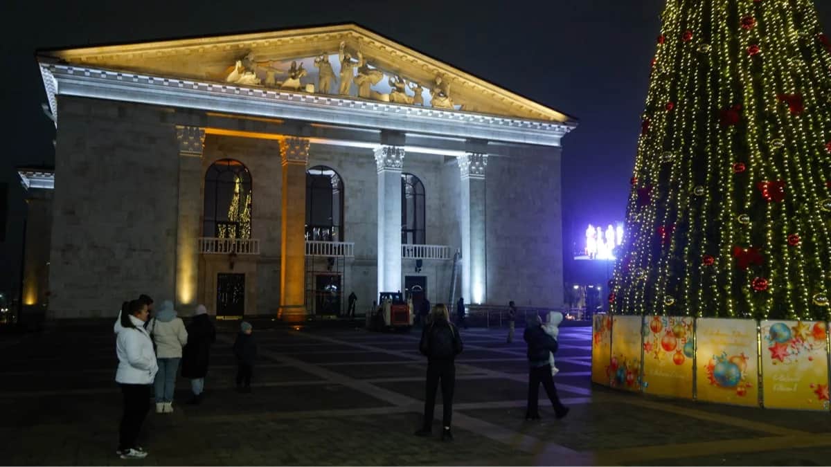 Люди у восстановленного театра в Мариуполе, Донецкая область, Украина, 9 декабря 2025 года. Фото: Александр Ермоченко / Reuters / Scanpix / LETA