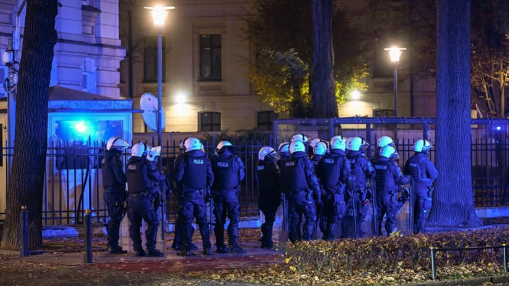 В Польше обострился конфликт вокруг Конституционного суда. Его руководство отстранили, а президент прервал зарубежную поездку