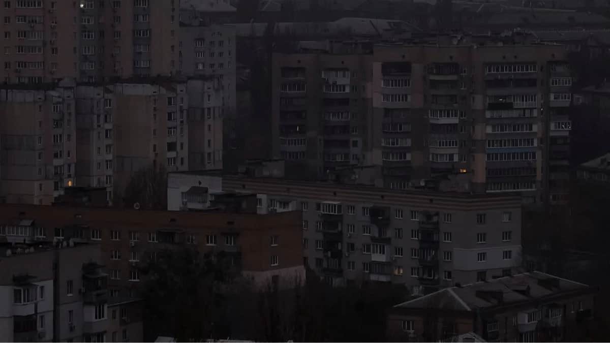 Вид на жилые дома в Киеве во время очередного отключения электричества, вызванного российскими обстрелами, Украина, 8 ноября 2025 года. Фото: Gleb Garanich / Reuters / Scanpix / LETA