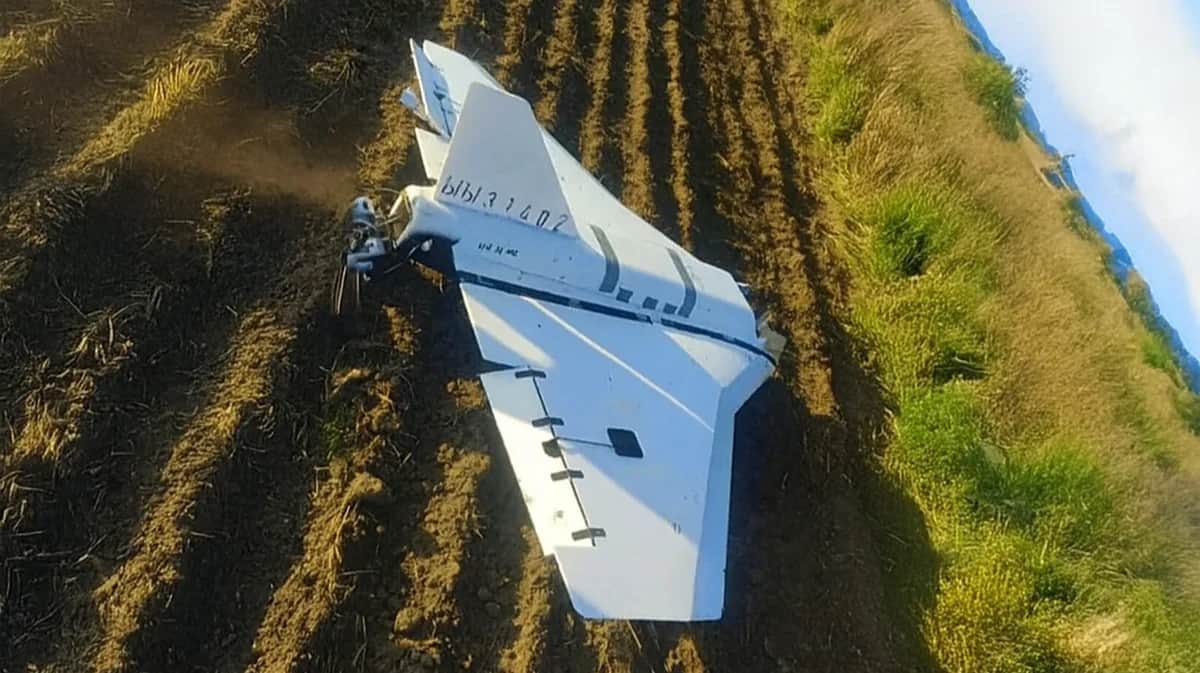 Российский дрон в поле у деревни Мнишкув, Польша, 10 сентября 2025 года. Фото: Nocna Jazda Tomaszow Mazowiecki / Forum / Scanpix / LETA