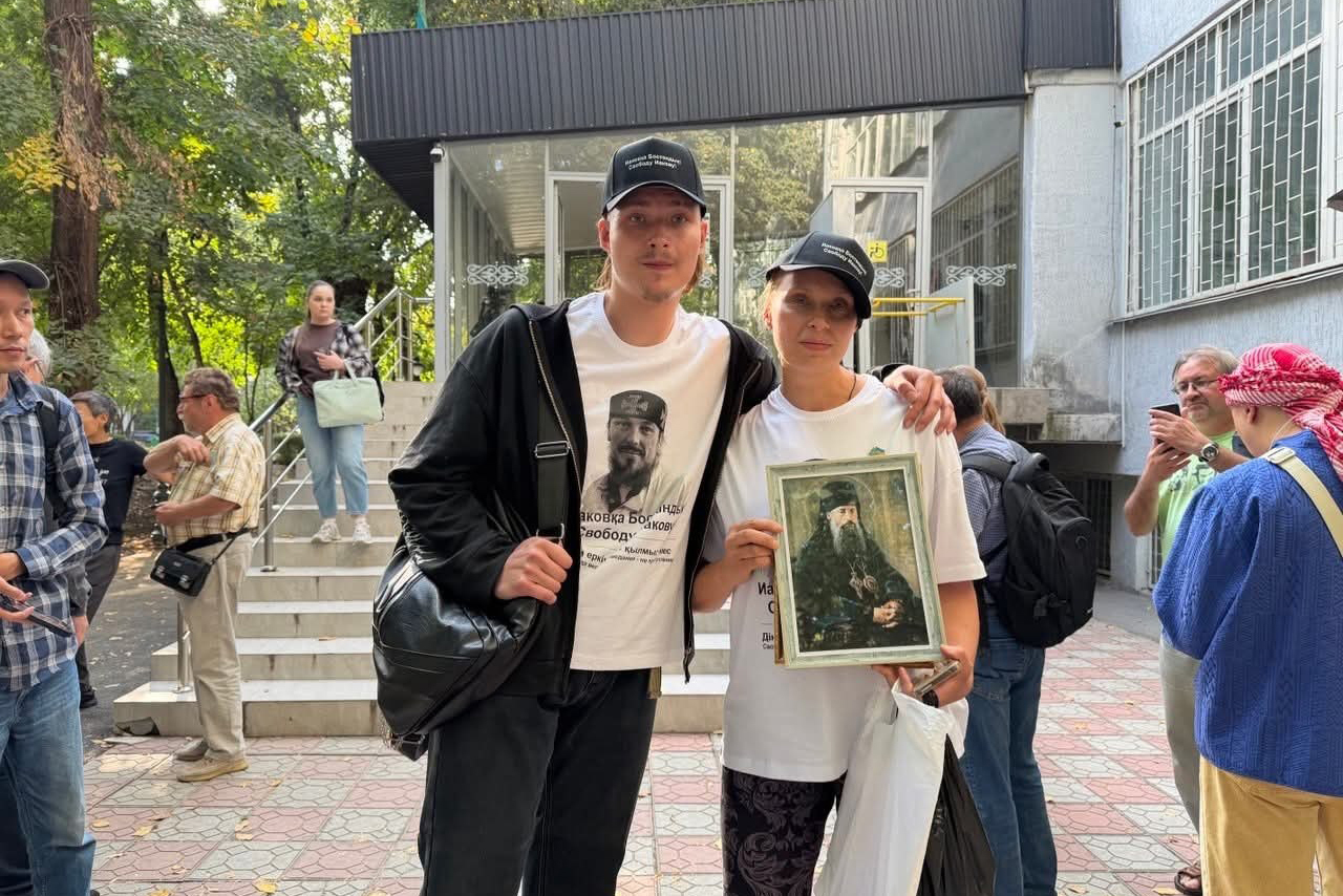 Сестра Якова Светлана у здания суда. Фото из личного архива