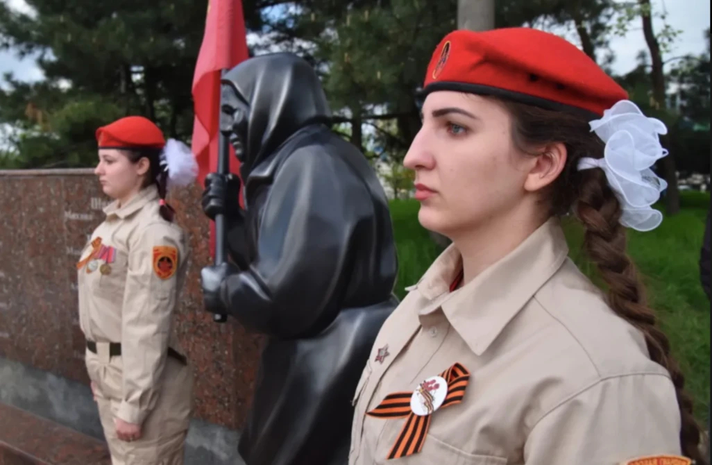 Monument to the old lady holding the Soviet flag. Photo: Pushilin's website