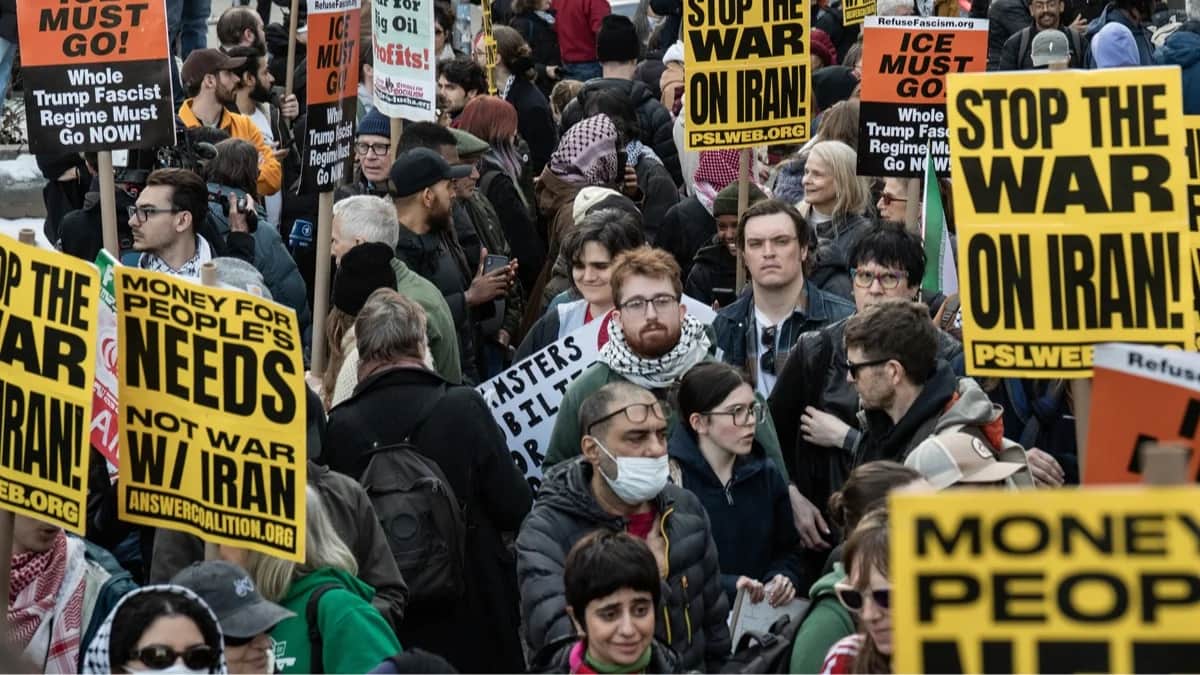 Участники акции протеста против военных ударов США по Ирану, Нью-Йорк, 28 февраля 2026 года. Фото: Derek French / EPA