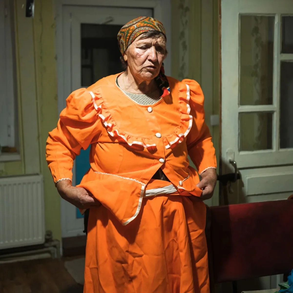 Валентина Силакова демонстрирует свой сценический костюм. Фото: Елена Калиниченко / hromadske.ua