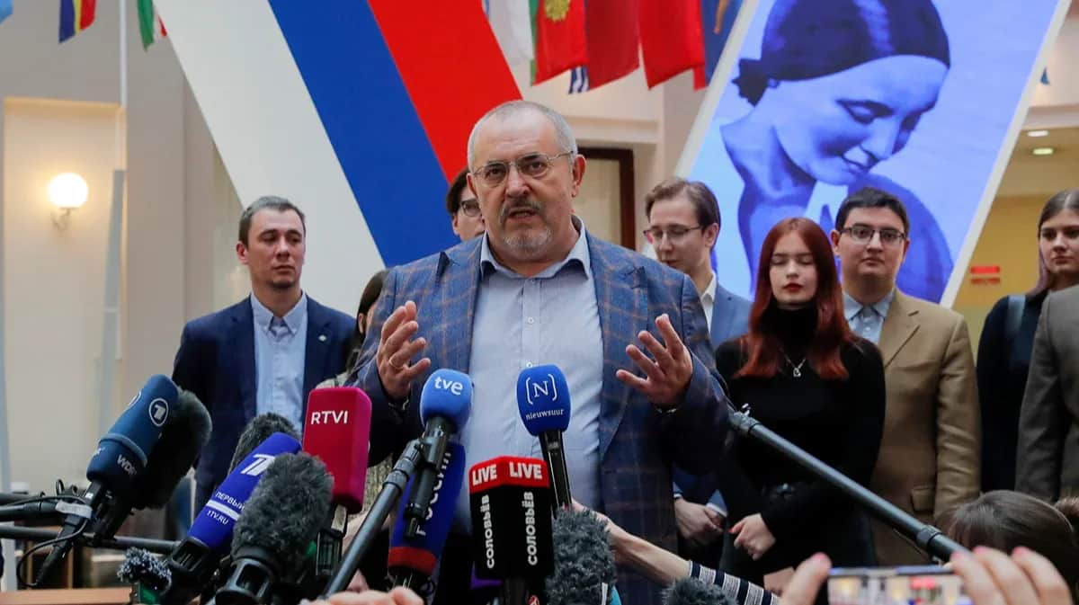 Nadezhdin addresses journalists after handing signatures backing his nomination as a presidential candidate in to the Central Election Commission on 31 January. Photo: Maxim Shipenkov / EPA-EFE