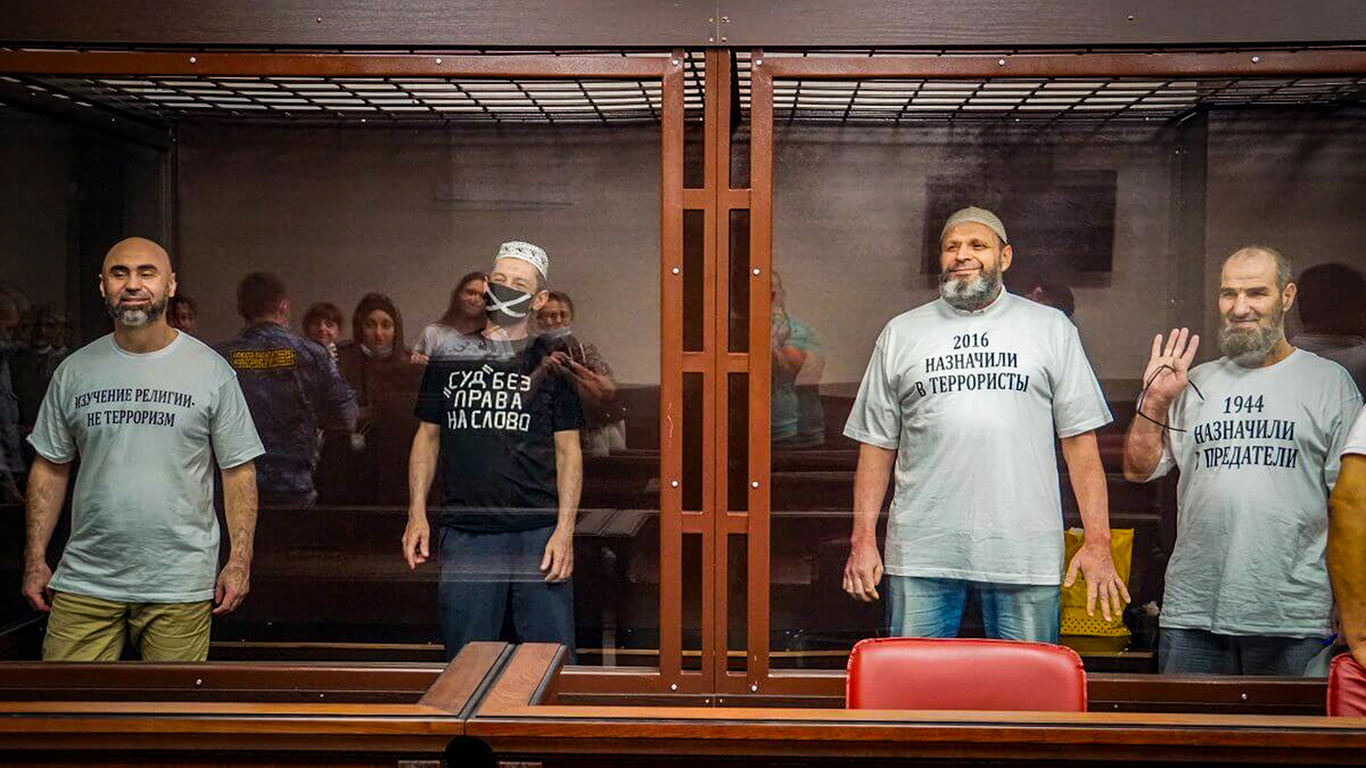 Ленур Халилов и другие крымские татары в суде. Фото: Глеб Голод