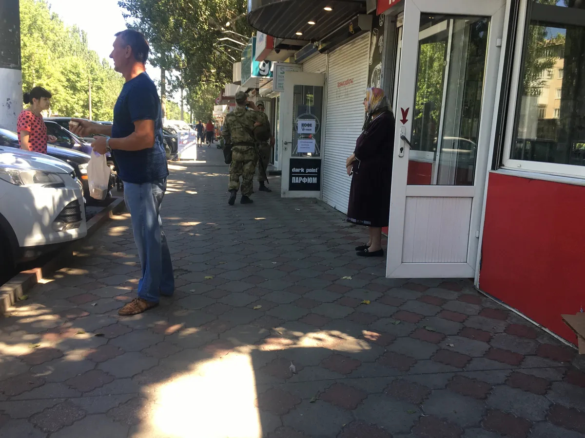 Военные с оружием — обычная часть мелитопольского пейзажа. Фото: Соня Мустаева