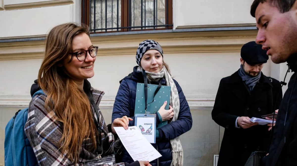 Волонтёры проекта «Голосуй за рубежом» проводят опрос в Кракове, Польша, 17 марта 2024 года. Фото: Dominika Zarzycka / SOPA Images / LightRocket / Getty Images