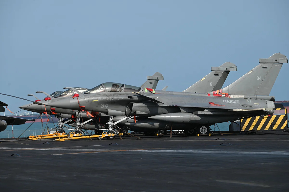 Французские истребители Rafale Marine на палубе авианосца Шарль де Голль на военно-морской базе Чанги, Сингапур, 4 марта 2025 года. Фото: Roslan Rahman / AFP / Scanpix / LETA