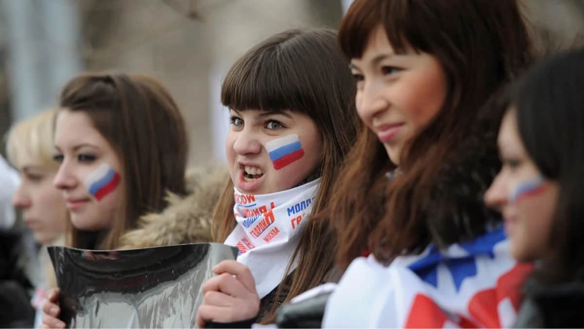 Активисты про-кремлёвского движения «Молодая Гвардия» протестуют против Японии из-за Южно-Курильских островов перед посольством Японии в Москве, 8 февраля 2011 года. Фото: Николай Корчеков / Reuters / Scanpix / LETA