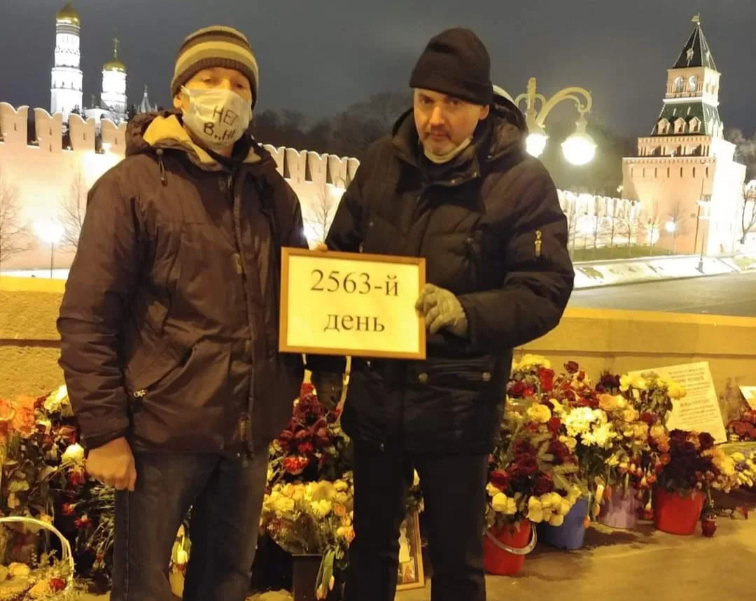 Mishchenko (R) stands guard at Nemtsov Bridge in 2022 on day 2,563 since Nemtsov’s death. Photo: Facebook