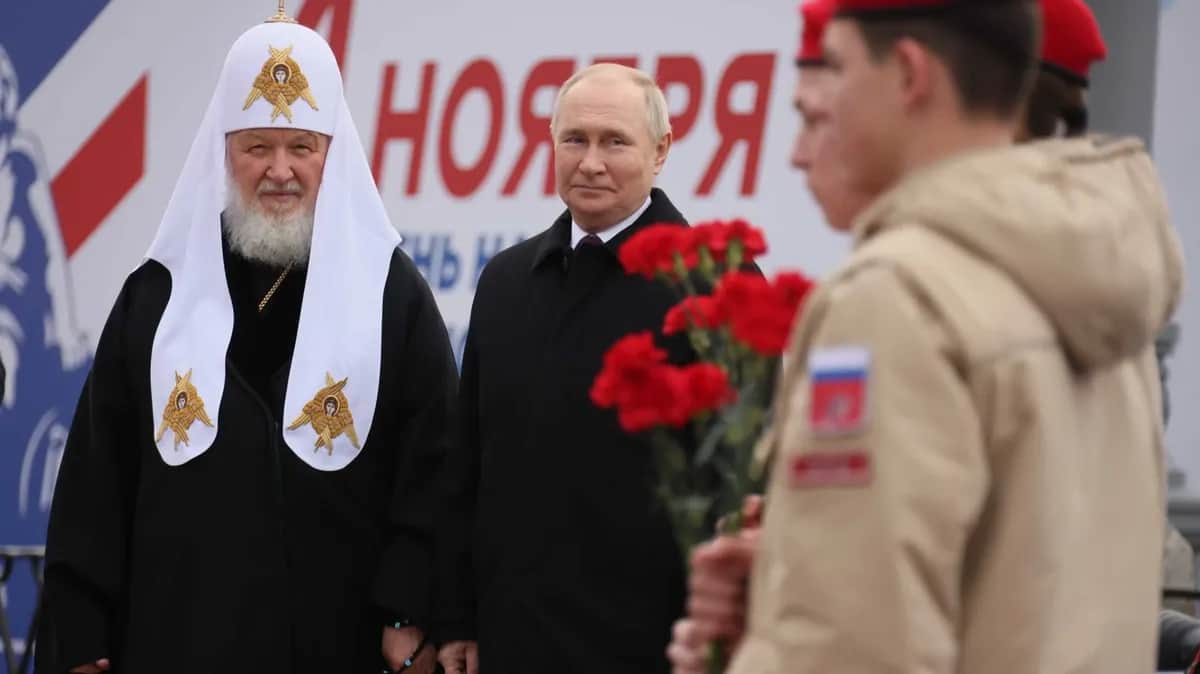 Патриарх Кирилл и Владимир Путин. Возложение цветов к памятнику Минину и Пожарскому, 4 ноября 2023 года. Фото: пресс-служба президента России