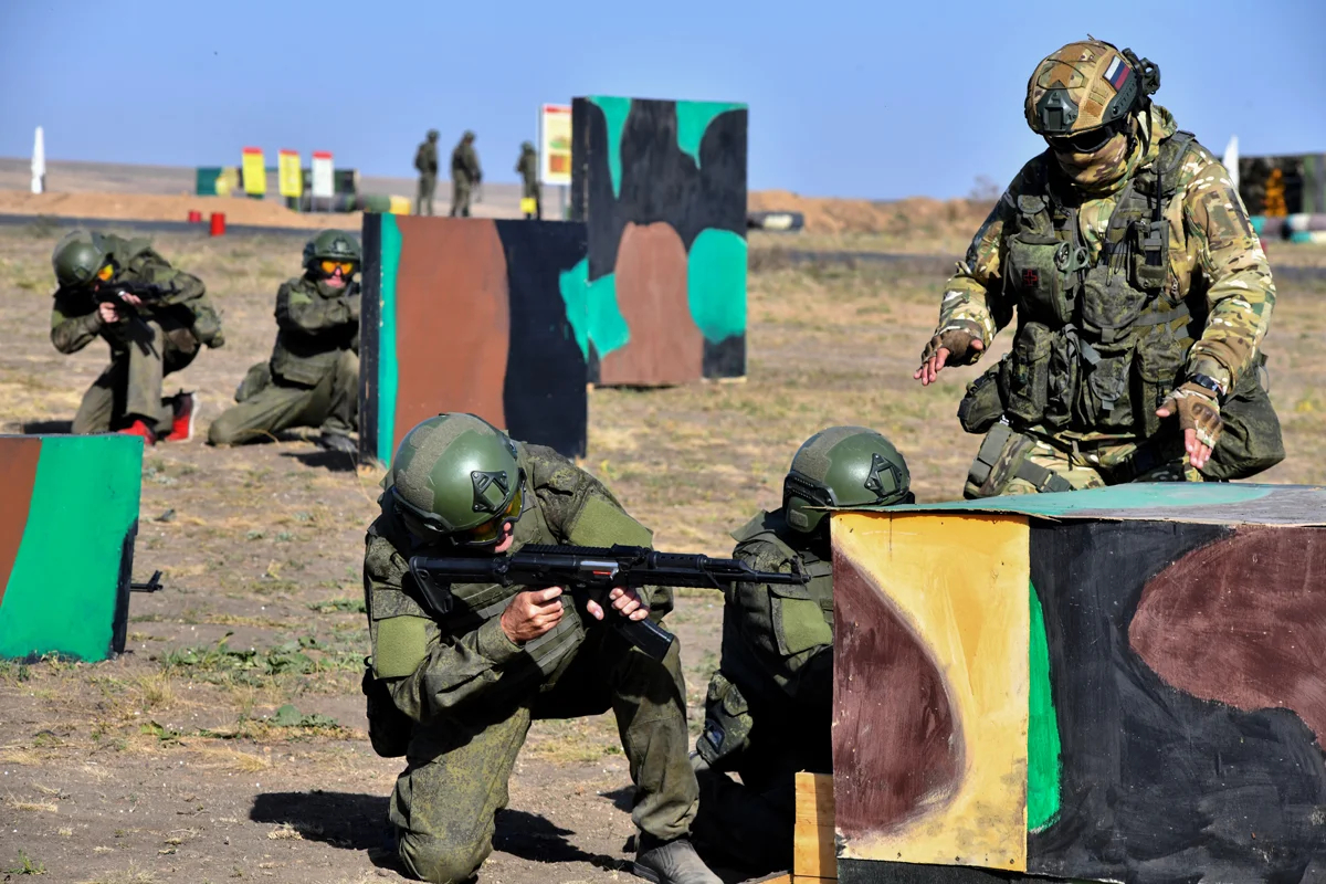 Российские военнослужащие-контрактники во время занятий по боевой подготовке, 4 октября 2024 года. Фото: Аркадий Будницкий / EPA