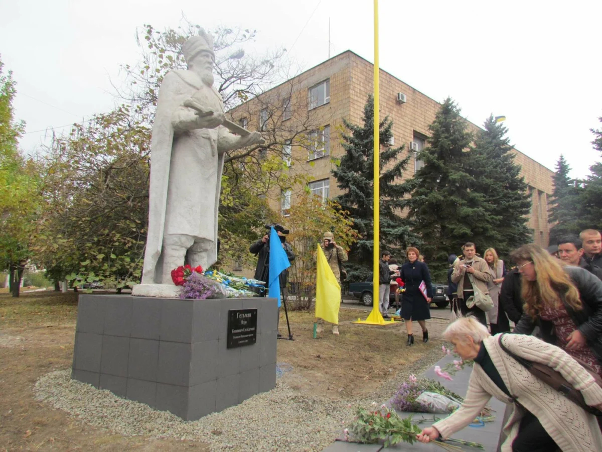 Открытие памятника гетману Петру Сагайдачному в поселке Мангуш недалеко от Мариуполя, Донецкая область, Украина, 13 октября 2017 года. Фото: 0629.com.ua