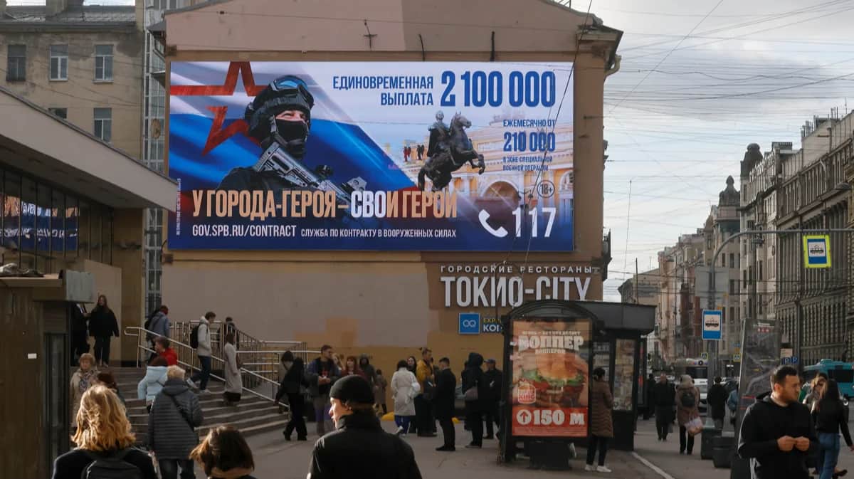 Билборд с рекламой военной службы по контракту, Санкт-Петербург, 24 октября 2024 года. Фото: Анатолий Мальцев / EPA