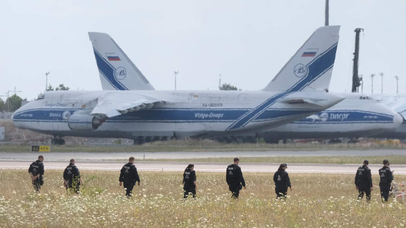 Полицейские идут по полю на территории аэропорта Лейпцига. Саксония, Германия. 7 августа 2026 года. Фото: Sebastian Willnow / dpa / Scanpix / LETA