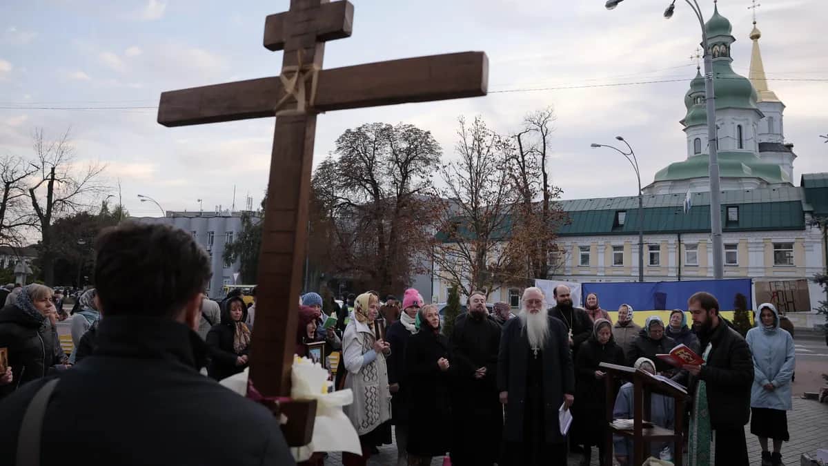 Члены Украинской Православной Церкви (Московского Патриархата) собирается на молебен возле Киево-Печерской лавры в Киеве, Украина, 19 октября 2023 года. Фото: Олег Петрасюк / EPA-EFE
