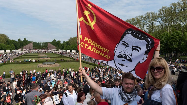 Ехали в Иран, сфотографировались с Дзержинским