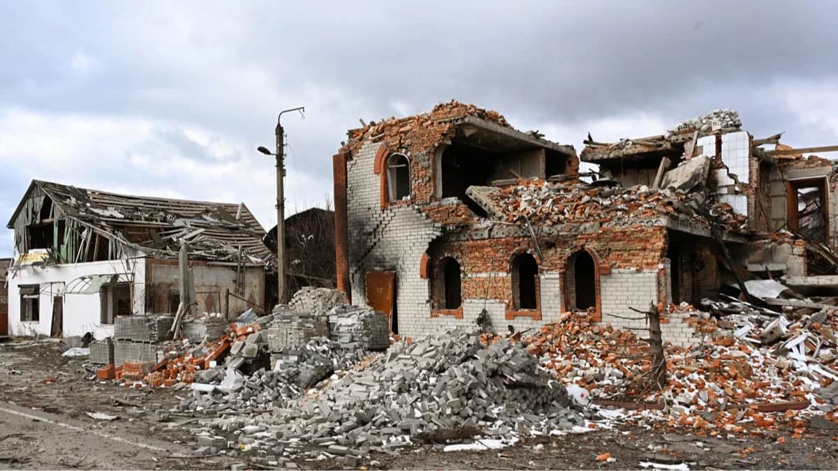 Разрушенные в результате обстрелов жилые кирпичные дома на одной из улиц Суджи, Курская область, 19 марта 2025 года. Фото: Анатолий Жданов / Коммерсантъ / Sipa USA / Vida Press