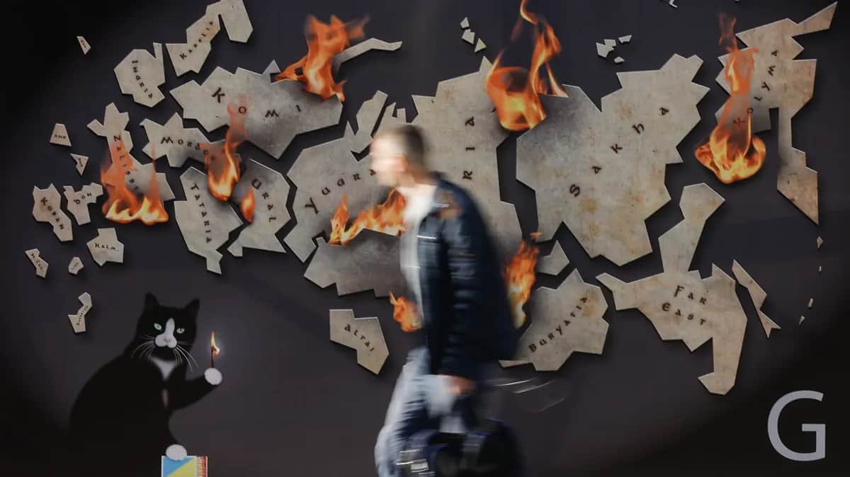A man walks past a mural depicting Russia's break up in Kyiv. Photo: EPA-EFE / SERGEY DOLZHENKO