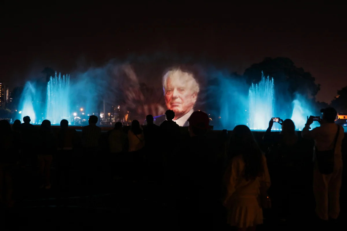 Портрет Марио Варгаса Льосы на фонтане в Лиме, Перу, 14 апреля 2025 года. Фото: Connie France / AFP / Scanpix / LETA