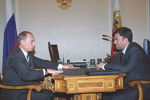 Владимир Путин и Вячеслав Володин, 15 августа 2003. Фото: Kremlin