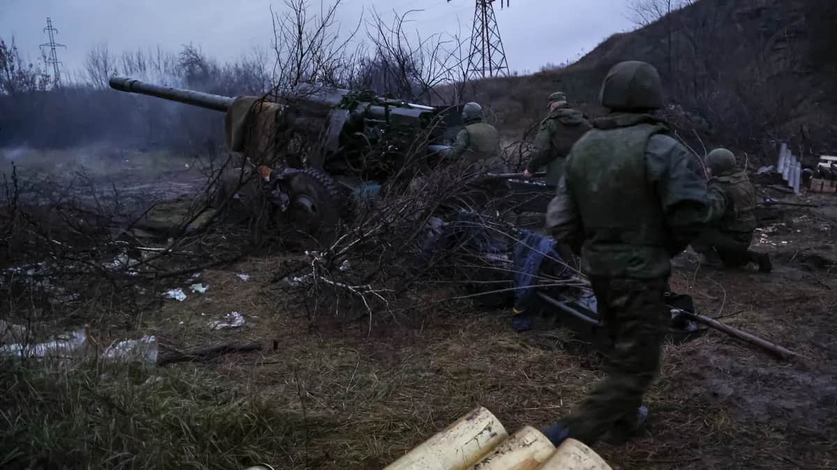 Боец самопровозглашенной ДНР готовится открыть огонь по позиции недалеко от Авдеевки, Донецкая область, восточная Украина, 22 ноября 2022 года. Фото: Алессандро Гуэрра / EPA-EFE