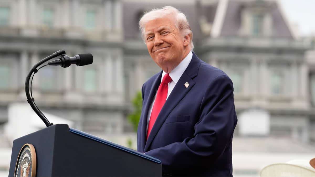 Президент США Дональд Трамп во время церемонии встречи короля Великобритании Карла III и королевы Камиллы на Южной лужайке Белого дома в Вашингтоне, округ Колумбия, США, 28 апреля 2026 года. Фото: Yuri Gripas / EPA