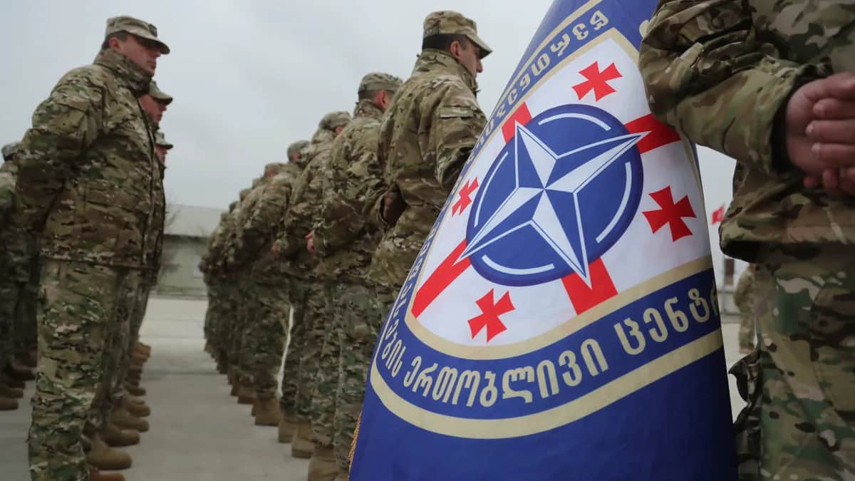 Грузинские солдаты во время выпускной церемонии в Совместном учебно-оценочном центре НАТО-Грузия в Крцаниси недалеко от Тбилиси, Грузия, 15 марта 2019 г. Фото: EPA-EFE/ZURAB KURTSIKIDZE