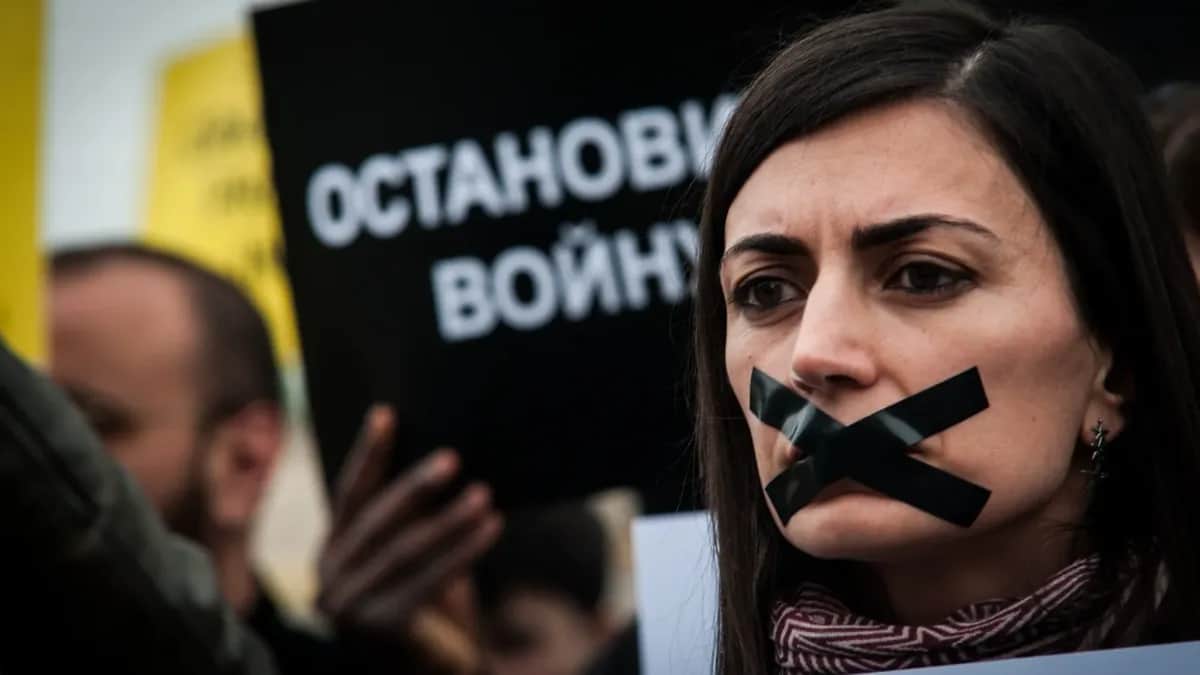 Активисты Amnesty International во время антивоенной акции, май 2022 года. Фото: Andrea Ronchini / NurPhoto / Getty Images