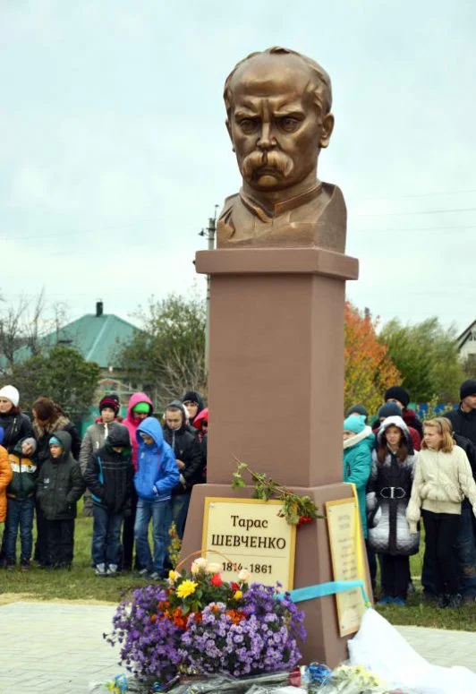 Бюст Тараса Шевченко в Сватово. Фото: svatovo.ws