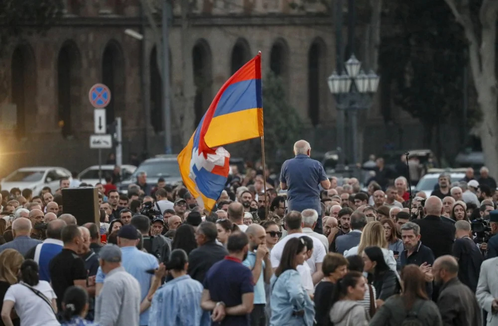 Protesters wave the Nagorno-Karabakh flag at an opposition rally in Yerevan, Armenia, 30 September 2023. Photo: EPA-EFE/ANATOLY MALTSEV