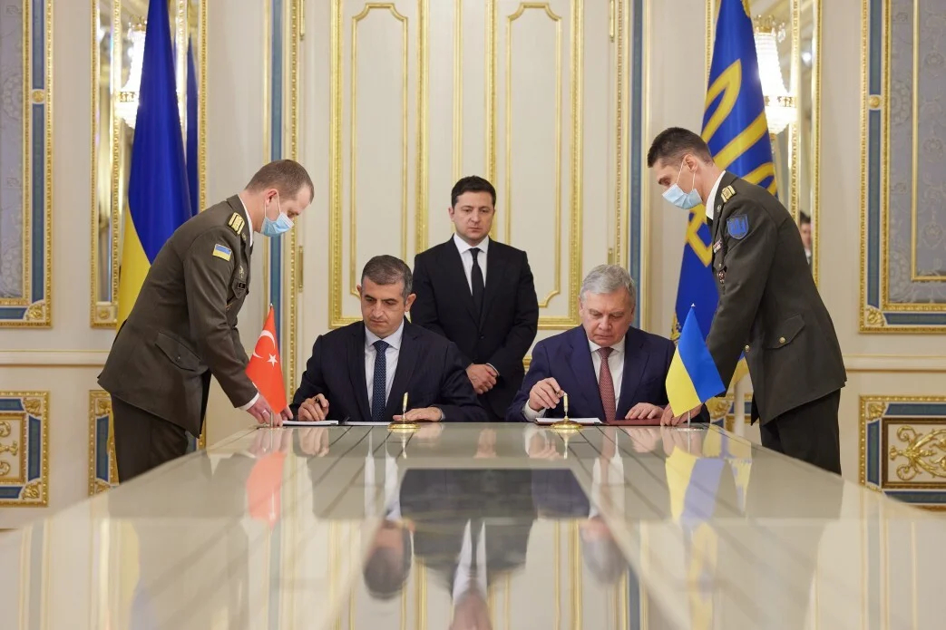 Генеральный директор Baykar's Халук Байрактар и министр обороны Украины Андрей Таран подписывают двустороннее соглашение о строительстве совместного центра обслуживания и обучения беспилотных летательных аппаратов в присутствии Президента Украины Владимира Зеленского. Киев, Украина, 29 сентября. 2021 г. Фото: Агентство Президента Украины/ Getty Images