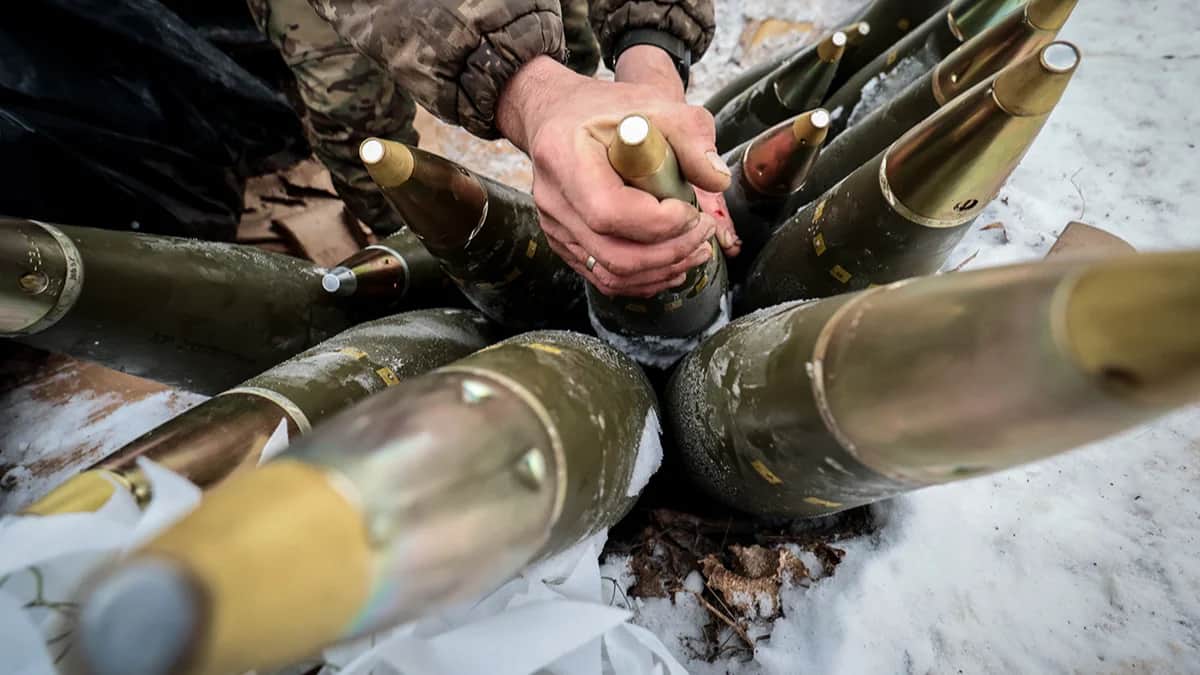 Украинский военнослужащий укладывает 155-мм снаряды возле гаубицы M777 в Запорожской области, 14 января 2024 года. Фото: Катерина Клочко / EPA-EFE