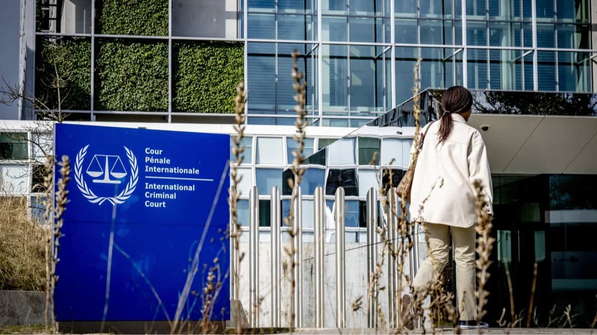 Прохожий у здания Международного уголовного суда (МУС) в Гааге, Нидерланды, 11 марта 2025 года. Фото: Robin Utrecht / EPA