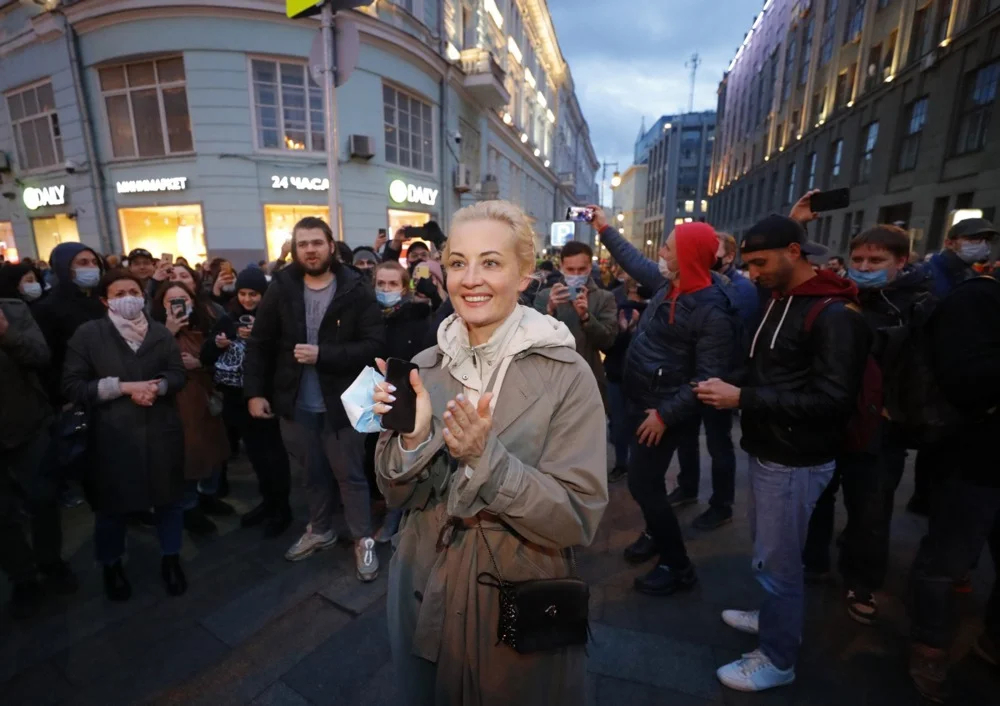People applaud Yulia Navalnaya during an opposition rally in Moscow, April 2021. Photo: EPA-EFE/SERGEI ILNITSKY