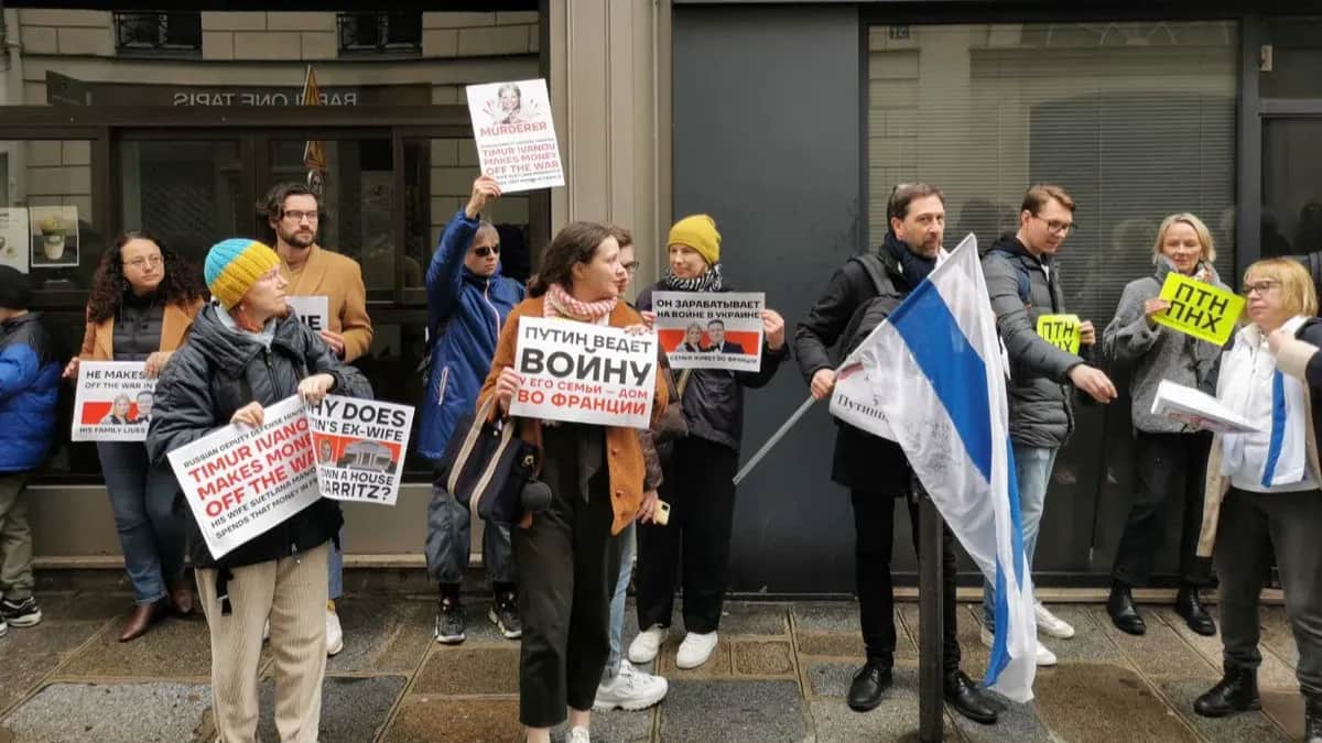 Акция протеста в Париже. Фото: Юрий Сафронов, специально для «Новой газеты Европа»