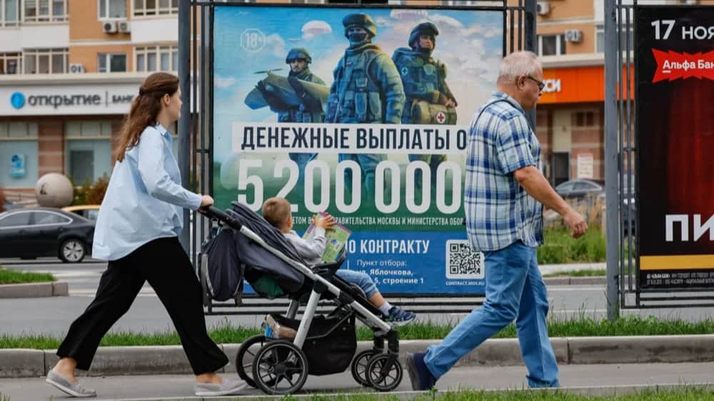 Advertisement posters for military conscription in Moscow, 20 August. Photo: EPA-EFE/YURI KOCHETKOV