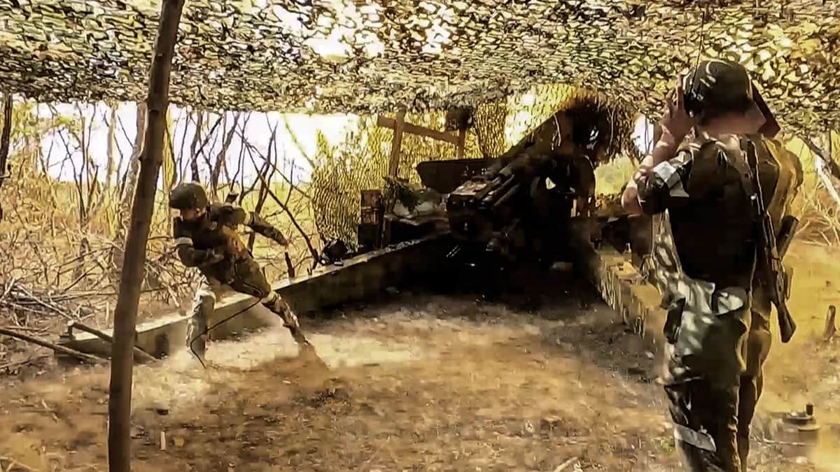 Российские военнослужащие стреляют из буксируемого орудия «Гиацинт-Б» по украинским позициям в неустановленном месте. Фото: Министерство Обороны РФ / EPA-EFE